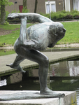 905282 Afbeelding van het bronzen beeldhouwwerk 'De Schaatsenrijder', van Piet Esser (1914-2004), in 1960 geplaatst bij ...